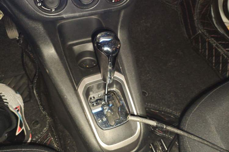 Used Peugeot 301 2014 1.6L Automatic Comfort Edition Gear Lever