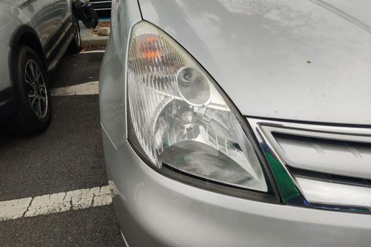 Used Nissan Livina 2010 Jingyue Edition 1.6L Manual All-Around Model Right Front Headlight
