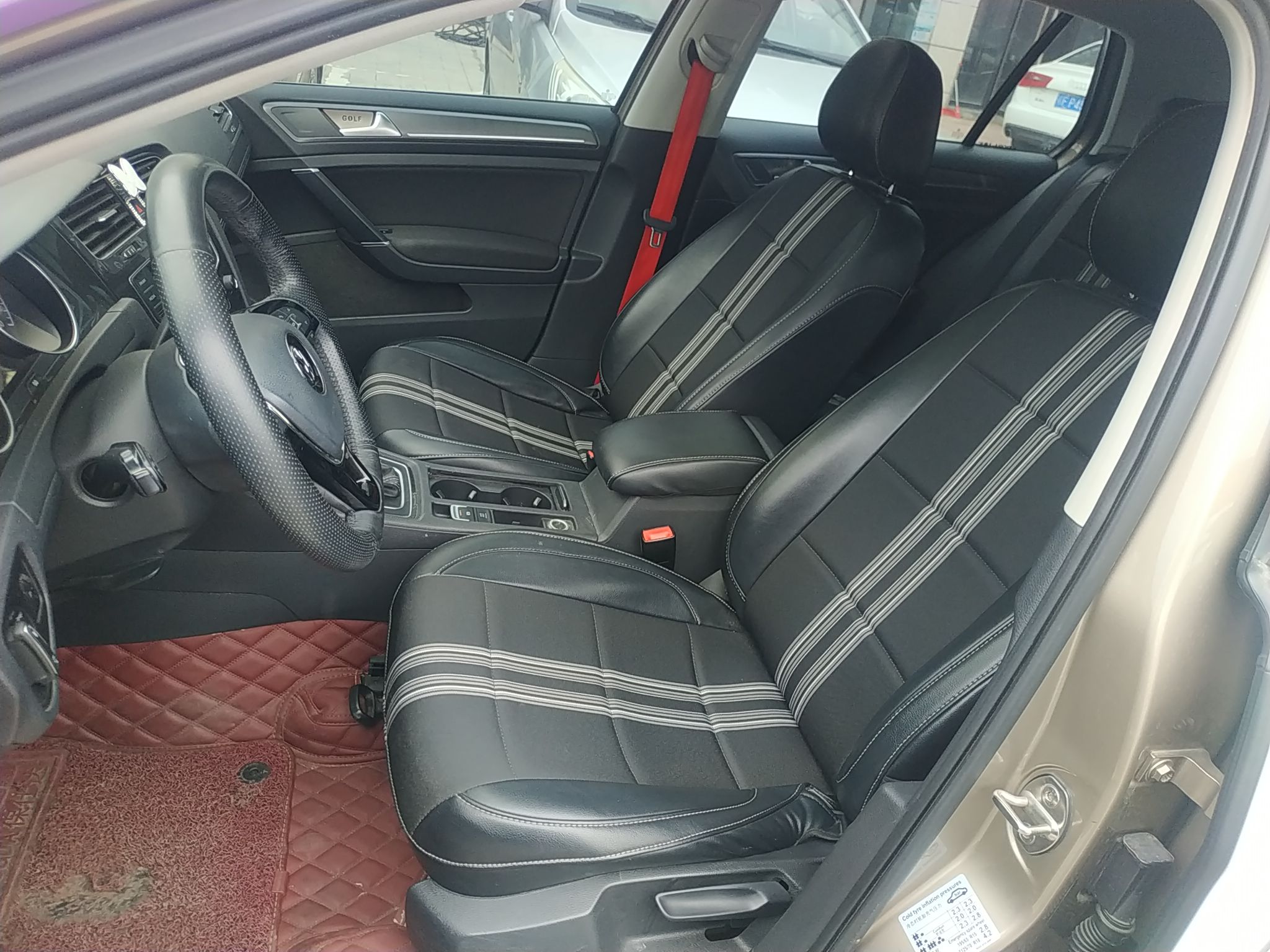 Переднее сиденье в автомобиле