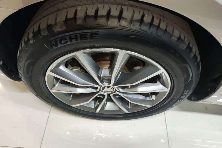 Used Skoda Octavia 2022 1.5L Automatic Comfort Edition Left Front Wheel Hub