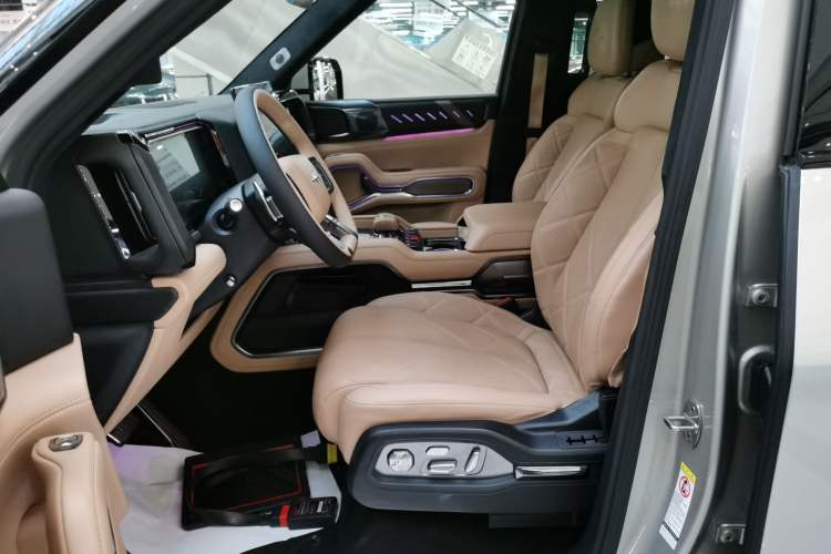 Used Formula Leopard 8 2025 Smart & Brave Flagship Edition 7 Seats