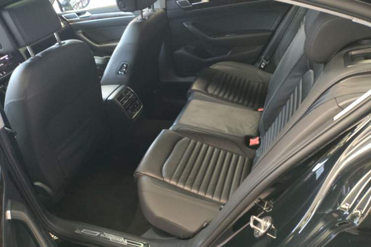 Used Volkswagen Magotan 2019 330TSI DSG Luxury Model China V Standard Left Rear Seat