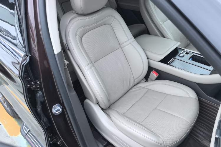 Used Lincoln Aviator 2020 3.0T V6 All-Wheel-Drive Premium Edition Right Front Seat