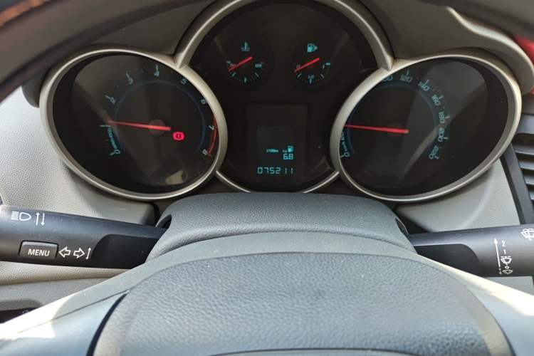 Used Chevrolet Cruze 2012 1.6L SL MT Odometer Close Up