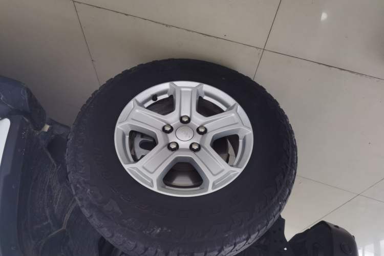 Used Jeep Wrangler 2019 2.0T Sahara Four-Door Electric Convertible China VI Emission Standard Left Front Wheel Hub