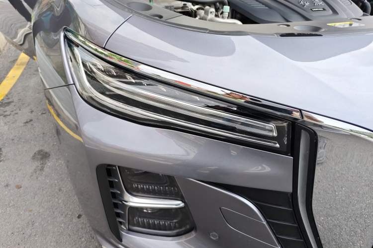 Used Hongqi H5 2023 2.0T Automatic Smart Connect Flagship Edition Right Front Headlight