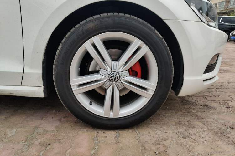 Used Volkswagen Lamando 2018 280TSI DSG Comfort Edition Right Front Wheel Hub