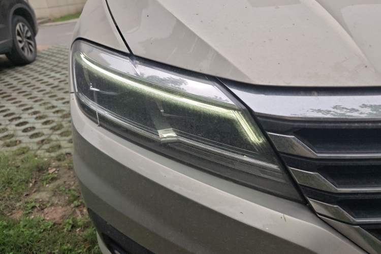 Used Volkswagen Lavida 2022 1.5L Automatic Vision Edition Right Front Headlight