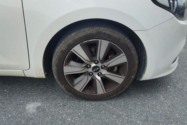 Used Kia K4 2017 1.6T Automatic T-DLX Turbo Right Front Wheel Hub