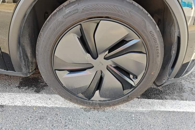 Used Tesla Model Y 2025 Rear-Wheel-Drive Version