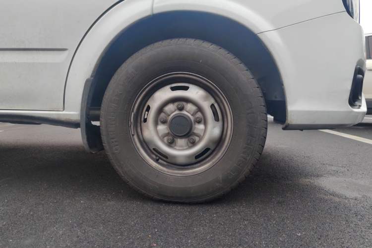 Used JMC Fushun 2025 2.0T 6MT Diesel Short-Wheelbase Low-Roof Commercial Multi-Purpose Passenger Vehicle with 5/6 Seats and Twin-Swing Tailgate