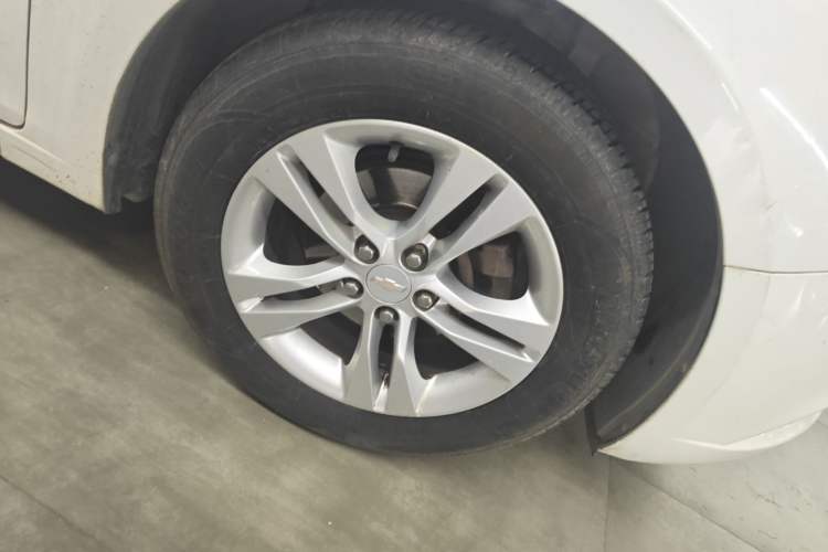 Used Chevrolet Cruze 2015 1.5L Classic SE AT Right Front Wheel Hub