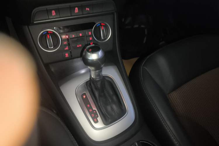 Used Audi Q3 2018 30th Anniversary Edition 30 TFSI Fashion Model Gear Lever