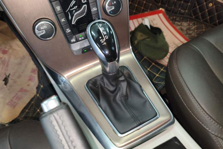 Used Volvo V40 2015 Cross Country T5 AWD Smart Luxury Edition