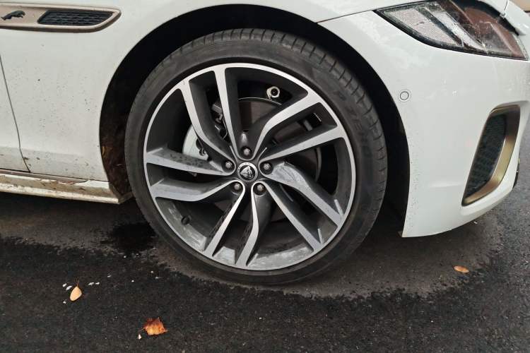 Used Jaguar XFL 2024 2.0T P300 Four-Wheel Drive Flagship Sport Gold Edition Right Front Wheel Hub