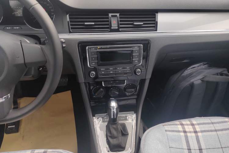 Used Volkswagen Bora 2014 1.6L Automatic Fashion Model Audio And AC Panel