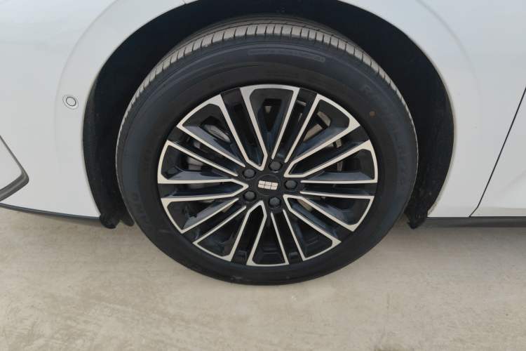 Used Geely Galaxy E8 2025 575 km Intelligent Driving Edition Left Front Wheel Hub