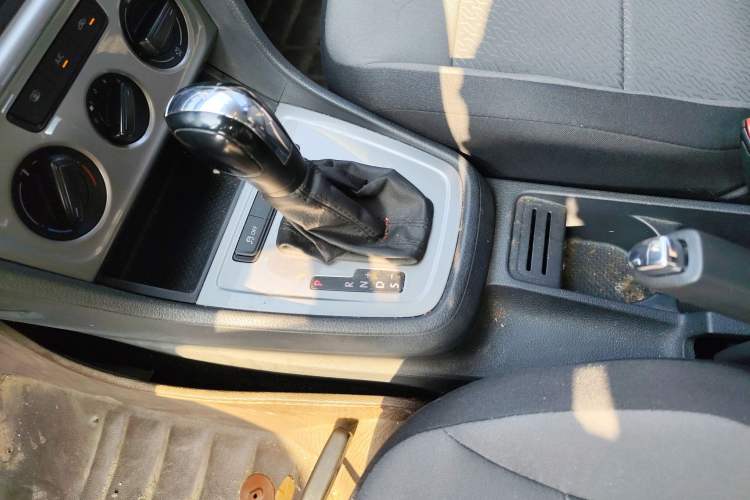 Used Volkswagen Gran Lavida 2013 1.6L Automatic Fashion Model