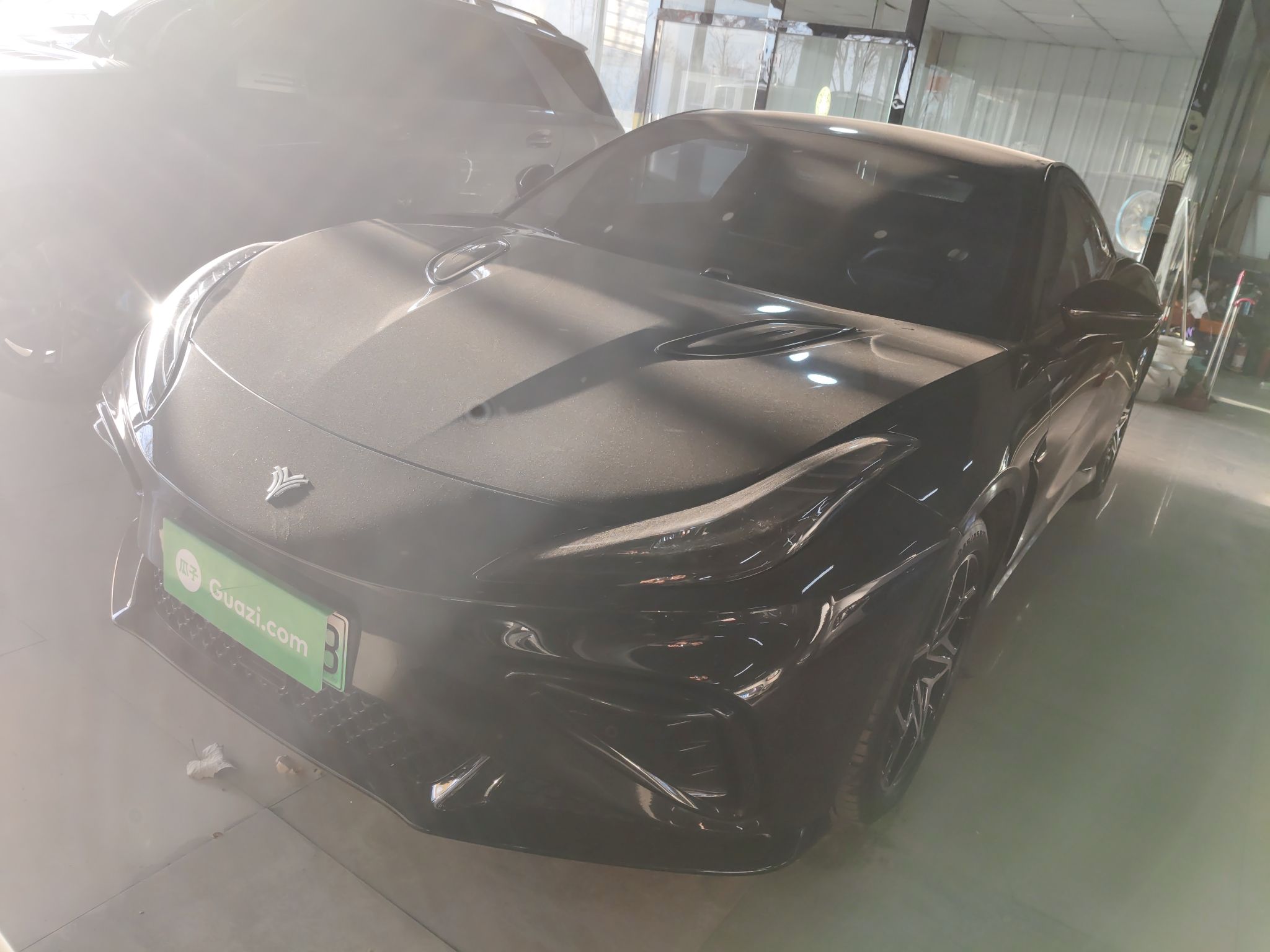 تحت مقدمة السيارة