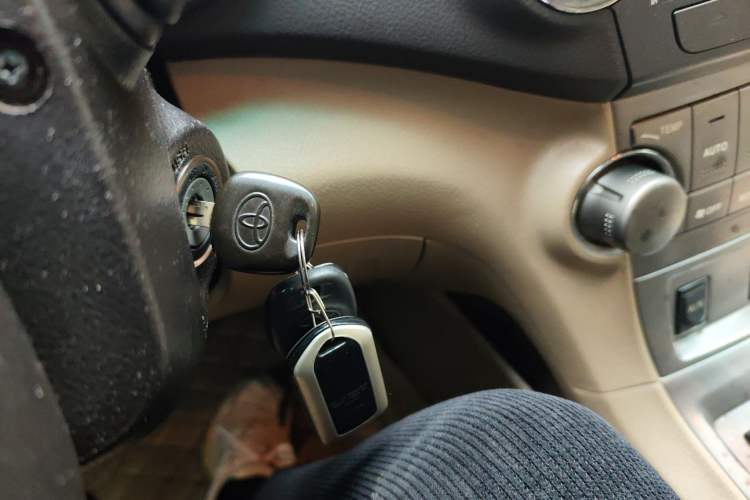 Used Toyota Highlander 2011 2.7L Two-Wheel Drive 7-Seater Luxury Edition Vehicle Key