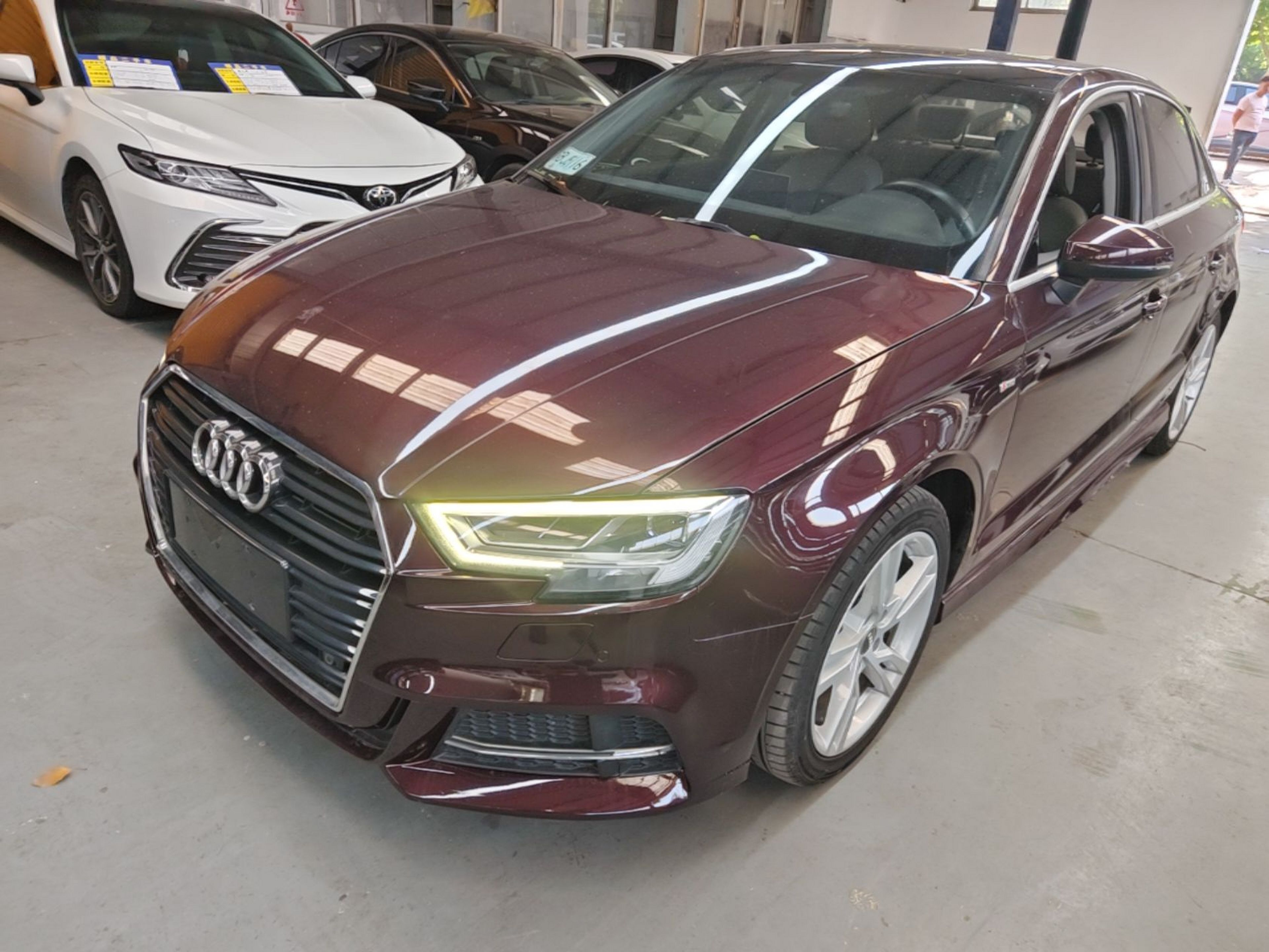 Под передней частью автомобиля