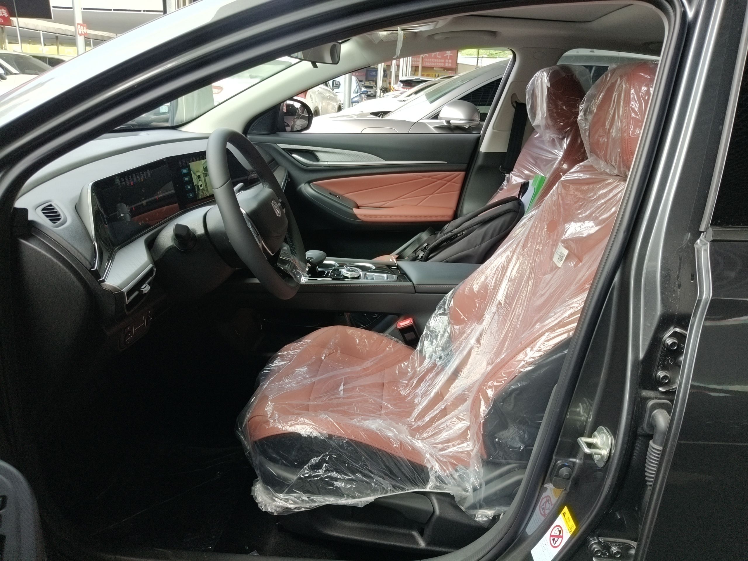 المقاعد الأمامية داخل السيارة