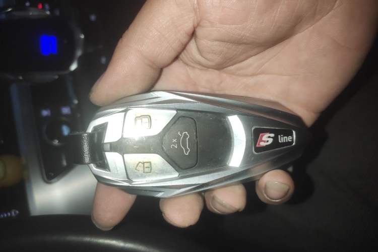 Used Audi A4L 2019 40 TFSI Fashion Edition China VI Emission Standard Vehicle Key