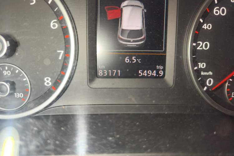 Used Volkswagen Tiguan 2015 2.0 TSI Automatic All-Wheel Drive Luxury Edition Odometer Close Up