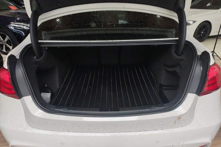 Used BMW 3 Series 2018 320i M Sport Package Trunk