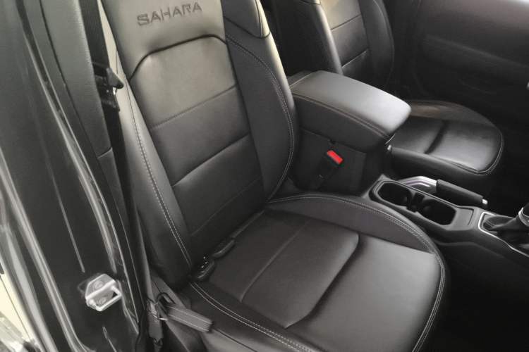 Used Jeep Wrangler 2019 2.0T Sahara Four-Door Version China VI Emission Standard