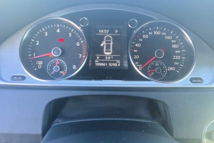 Used Volkswagen FAW-Volkswagen CC 2015 1.8TSI Prestige Model Odometer Close Up