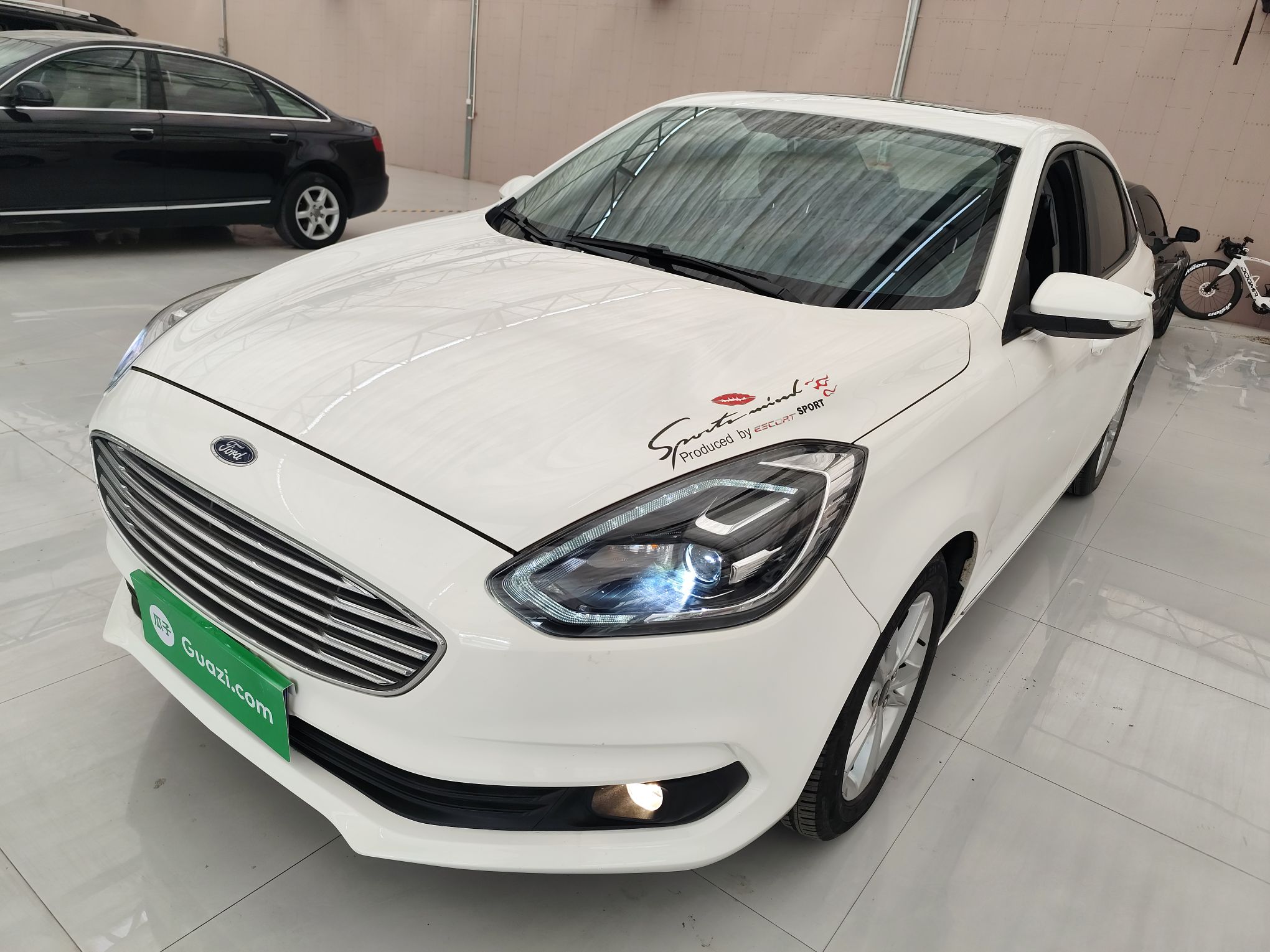 تحت مقدمة السيارة