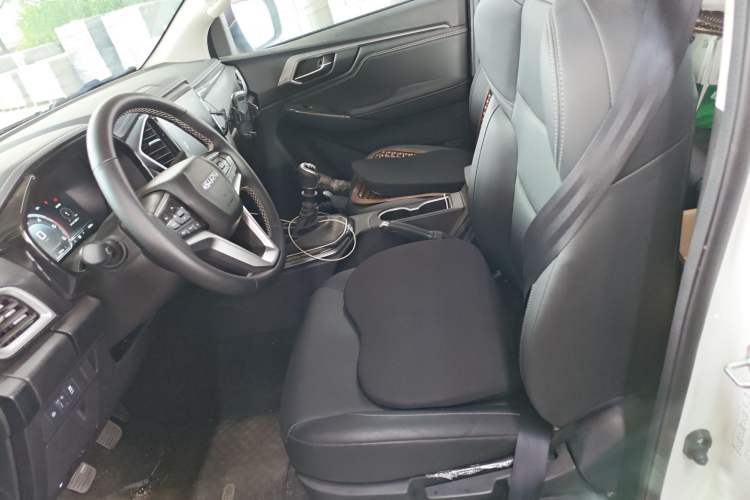 Used Isuzu D-MAX 2023 2.5T Manual 4x4 Diesel Flagship Version Standard Wheelbase Left Front Seat