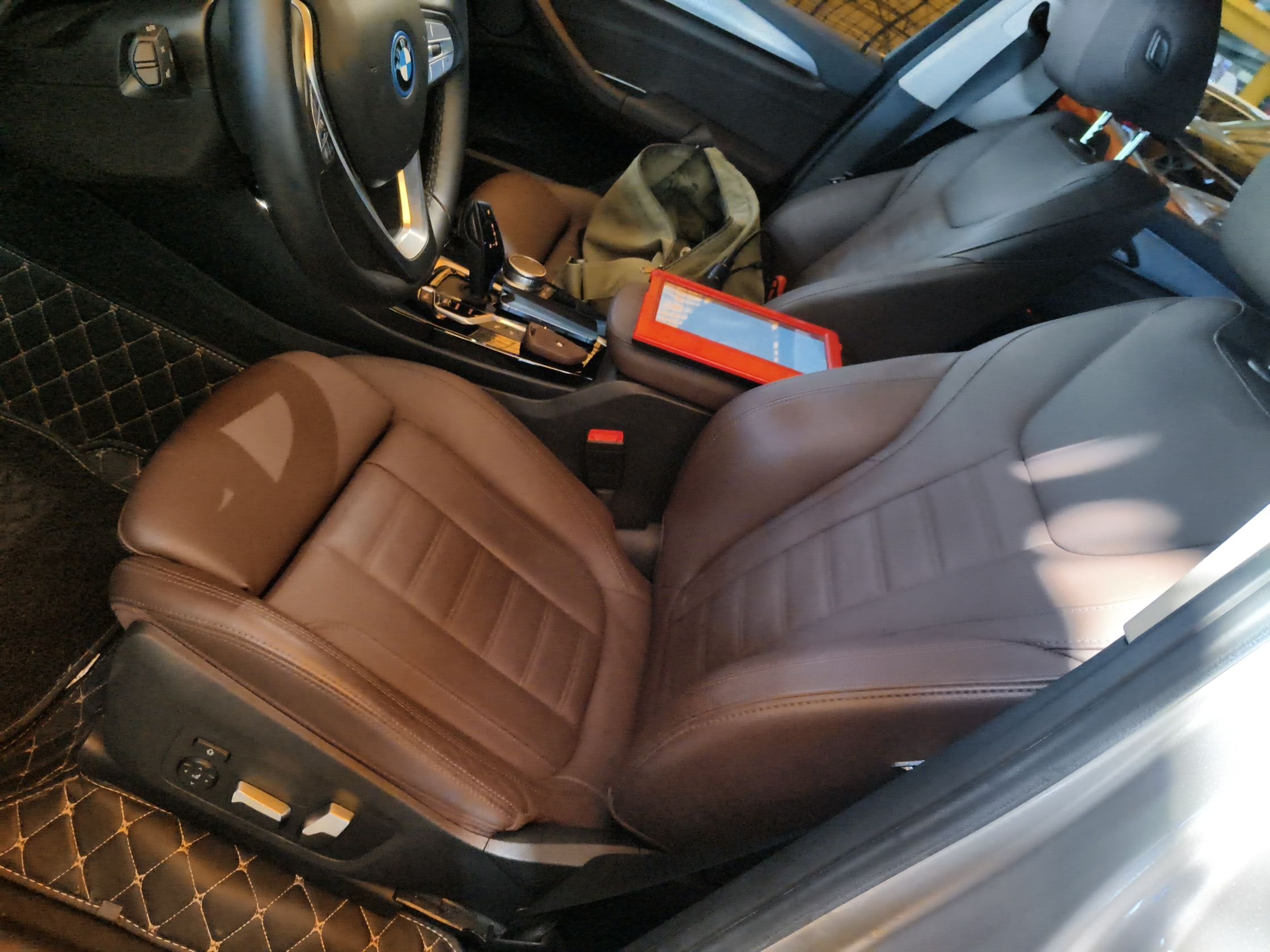 المقاعد الأمامية داخل السيارة