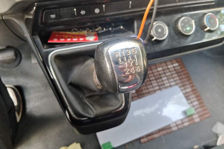 Used Dongfeng Yufeng 2023 V9+ 2.3T Manual Front-Drive Van Long Wheelbase High Roof 3-Seater
