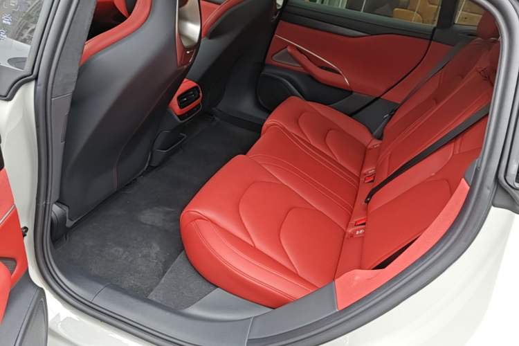 Used Xiaomi Auto SU7 2024 Four-Wheel Drive Ultra-Long Range Advanced Intelligent Driving Max Edition