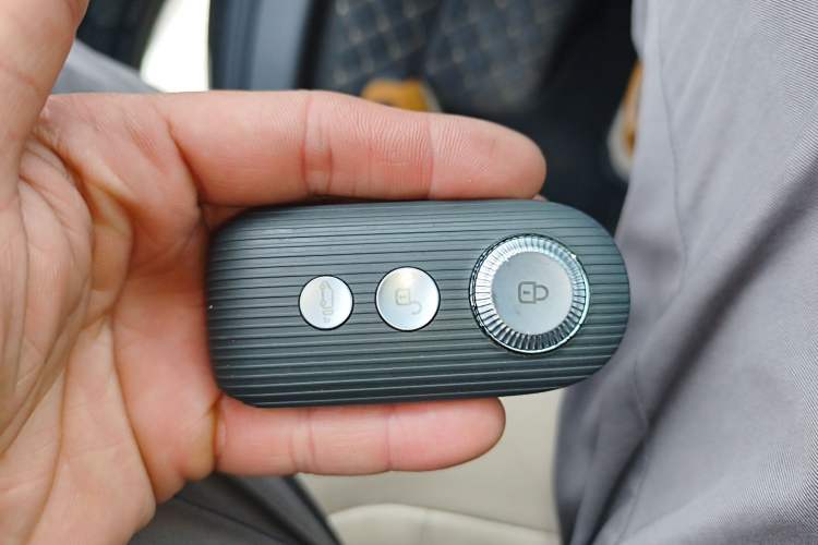 Used Sinotruk Pioneer V 2025 Multi-Function PRO Version 2.0T Automatic Short Wheelbase Low Roof Vehicle Key