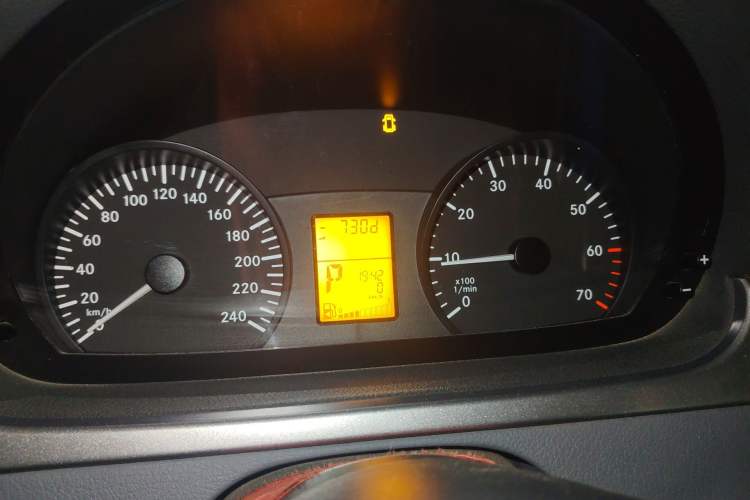 Used Mercedes-Benz Vito 2011 2.5L 7-seater executive version