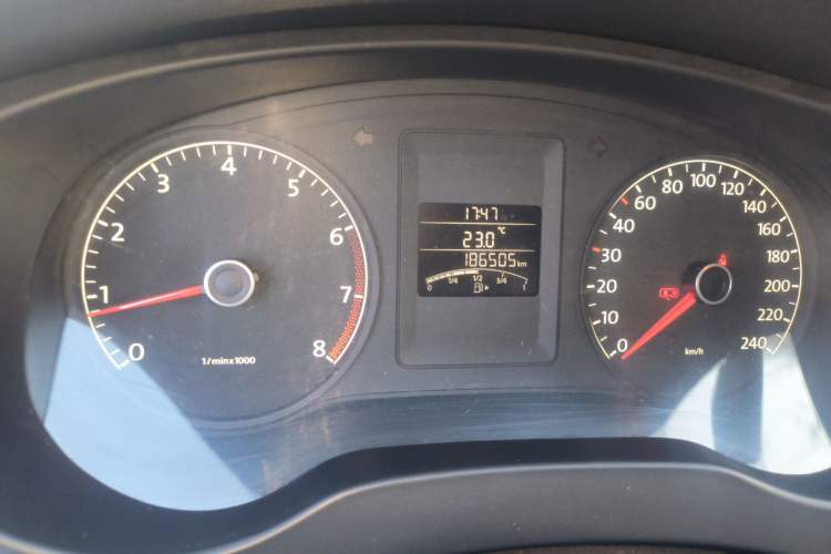 Used Volkswagen Sagitar 2014 Revised Version 1.6L Manual Comfort Edition Odometer Close Up