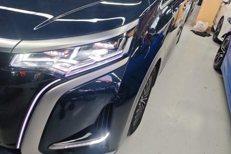 Used Denza D9 2022 EV 600 Four-Wheel Drive Flagship Model
