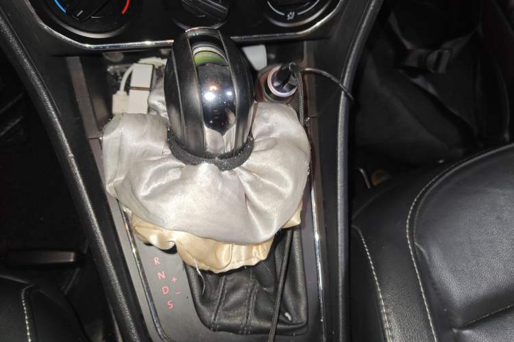 Used Volkswagen Gran Lavida 2015 1.6L Automatic Comfort Edition Gear Lever