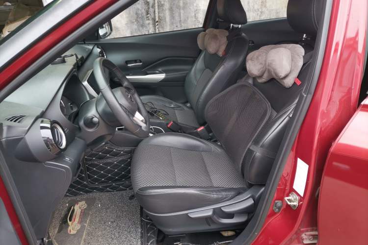 Used Nissan Kicks 2018 1.5L CVT Smart Connect Deluxe Edition Left Front Seat