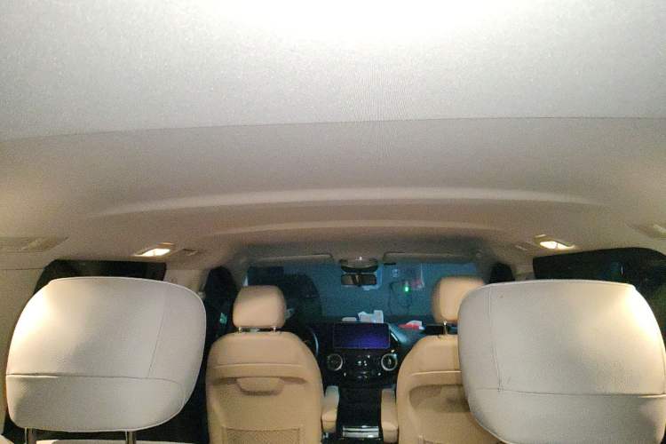 Used Mercedes-Benz Vito 2018 2.0T Elite Version 7 Seats China VI Emission Standard
