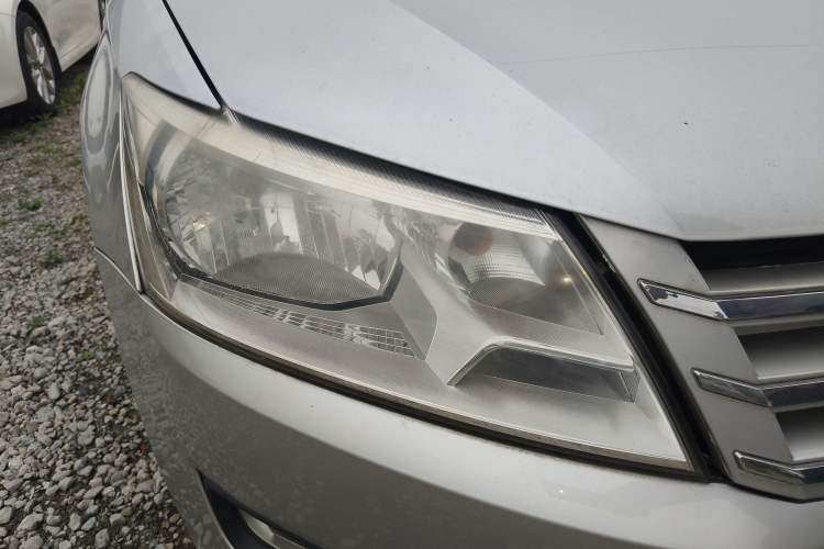 Used Volkswagen Santana 2013 1.6L Automatic Comfort Edition Right Front Headlight