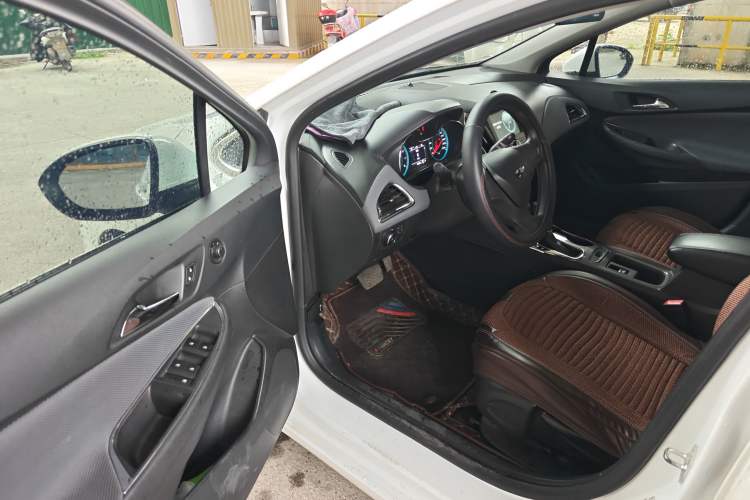 Used Chevrolet Cruze 2018 320 Automatic Pioneer Sunroof Edition Driver Seat