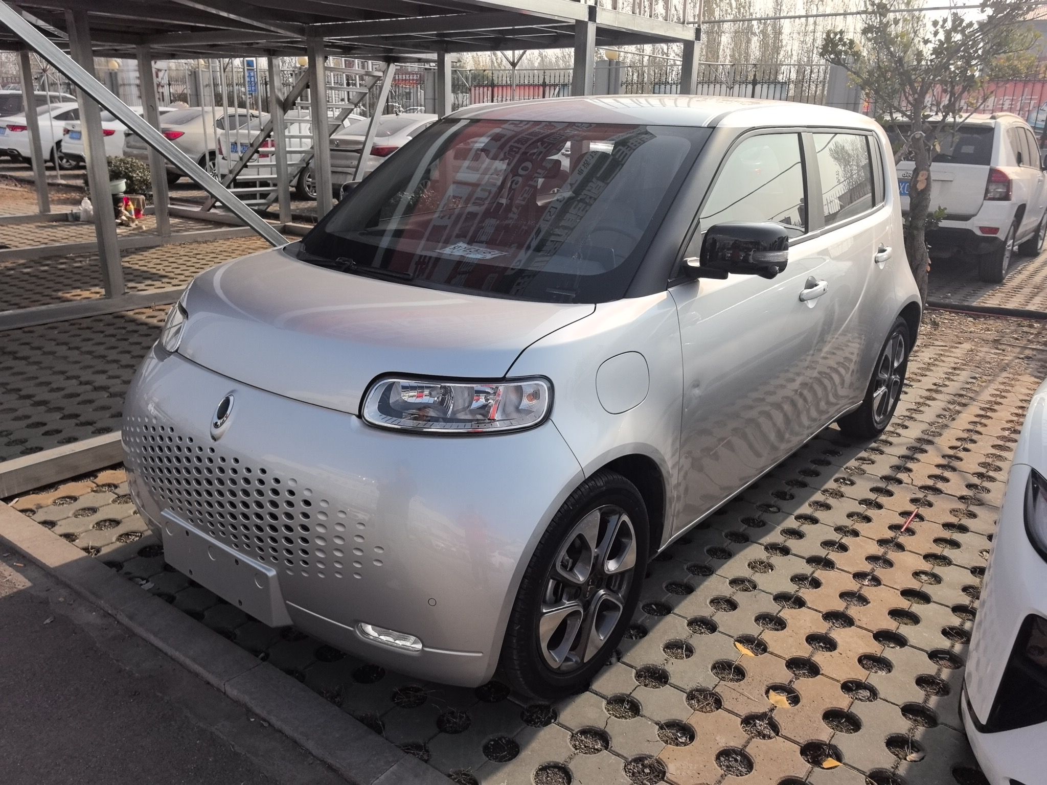 Под передней частью автомобиля