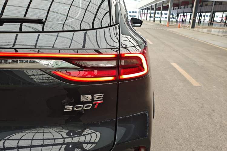 Used EXEED Lingyun 2024 300T Two-Wheel Drive Starlight Edition Exterior 3