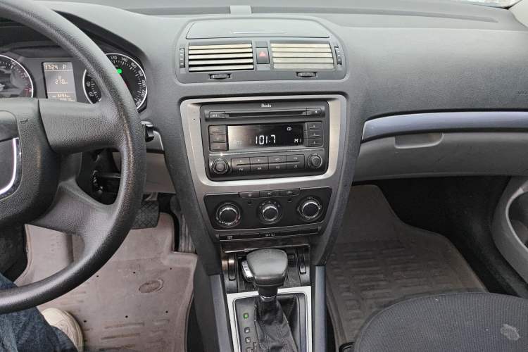 Used Skoda Octavia 2012 1.6L Automatic Yijie Edition Audio And AC Panel