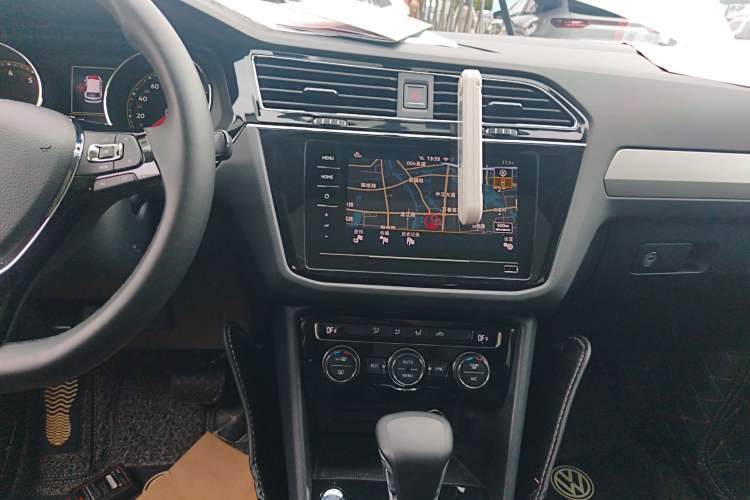 Used Volkswagen Tiguan L 2019 Updated Version 330TSI Automatic Two-Wheel Drive Panoramic Comfort Edition China VI Standard Audio And AC Panel