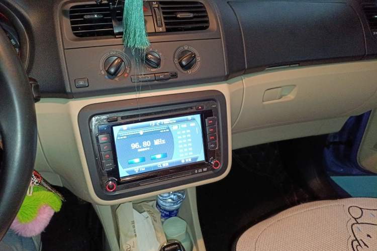 Used Skoda Fabia 2014 1.4L Automatic Crystal Edition Audio And AC Panel